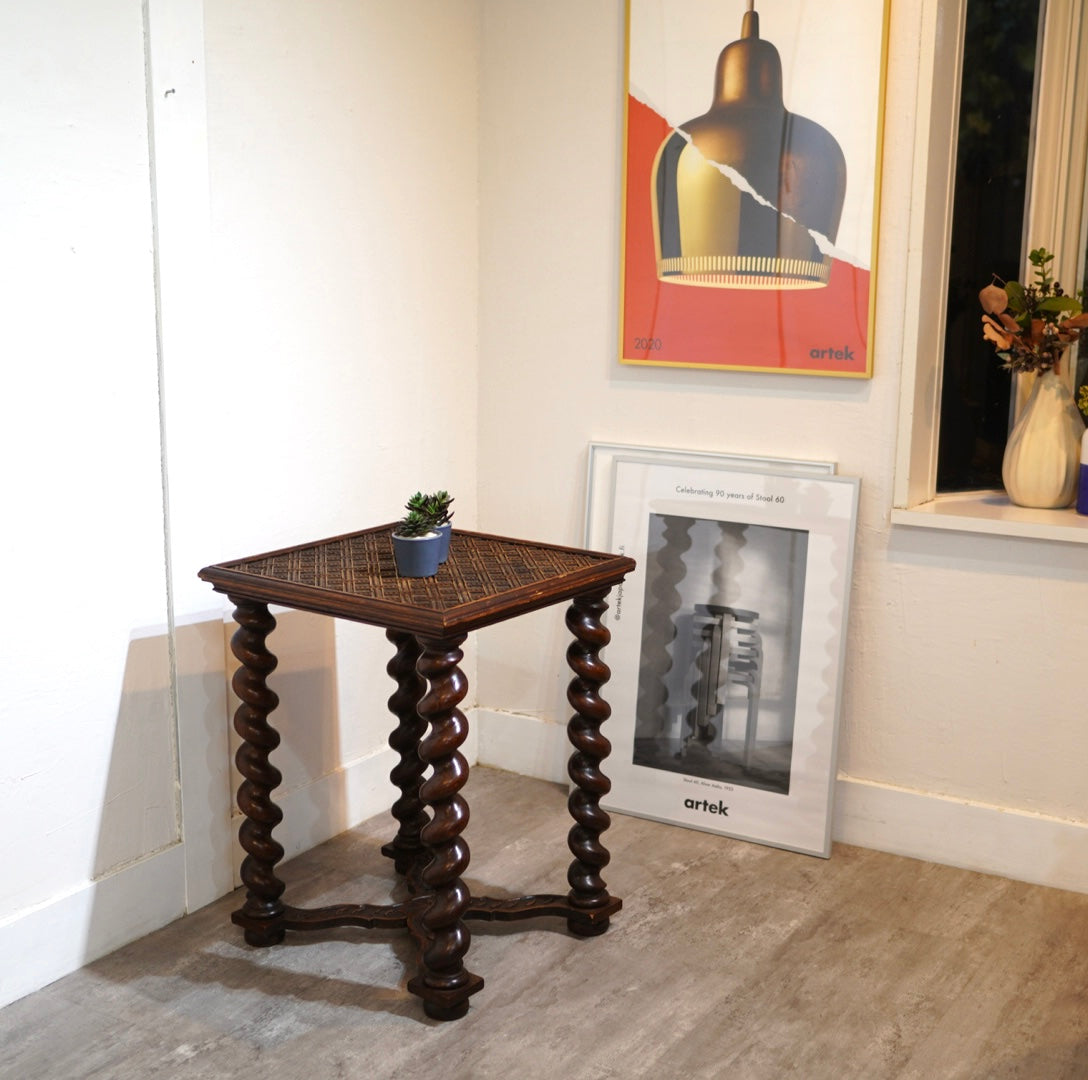 ツイストレッグ サイドテーブル 英国アンティーク オケージョナル