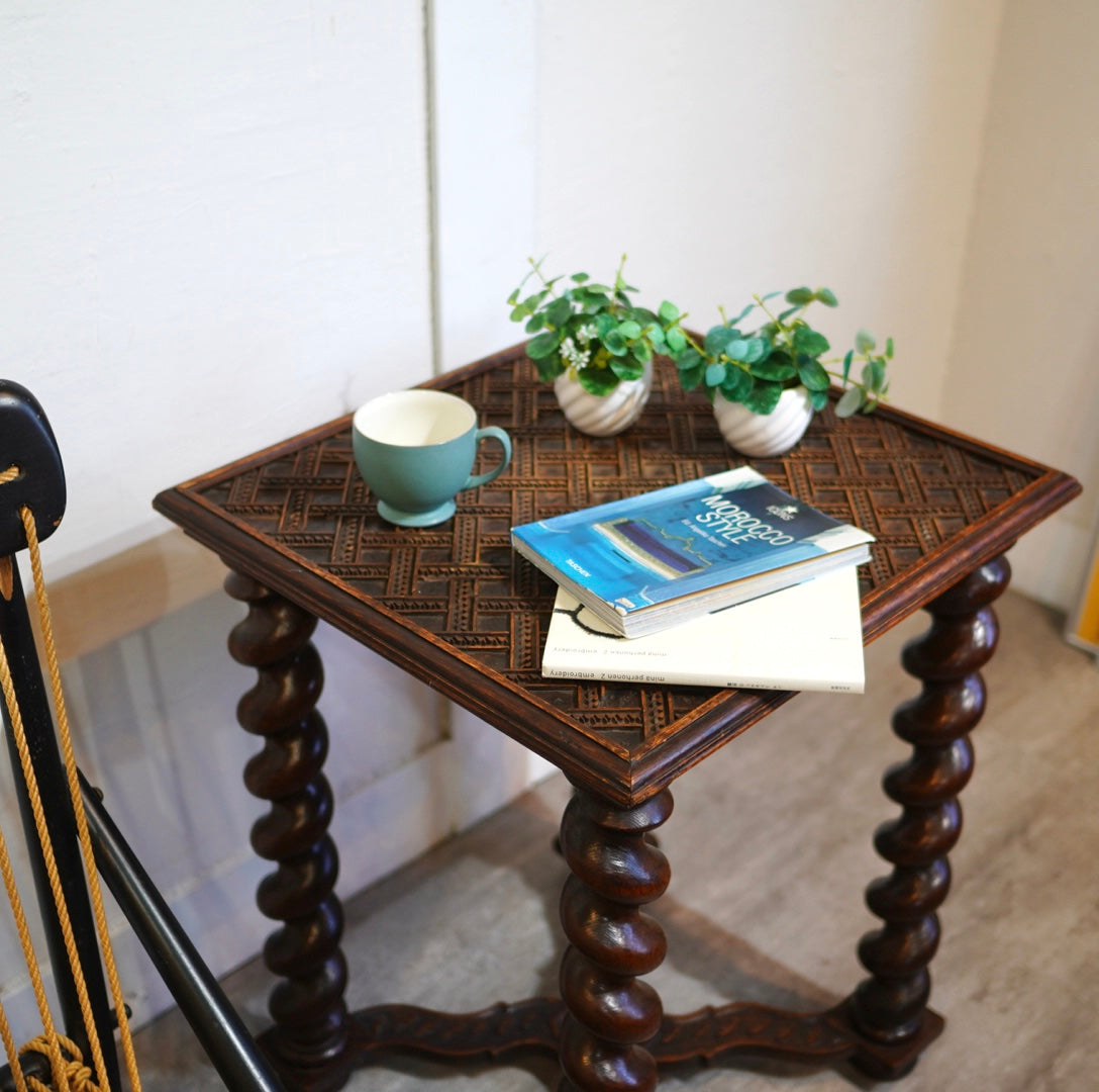 イギリスアンティークサイドテーブル　ツイストレッグテーブル　英国サイドテーブル ツイストレッグ サイドテーブル 英国アンティーク オケージョナル