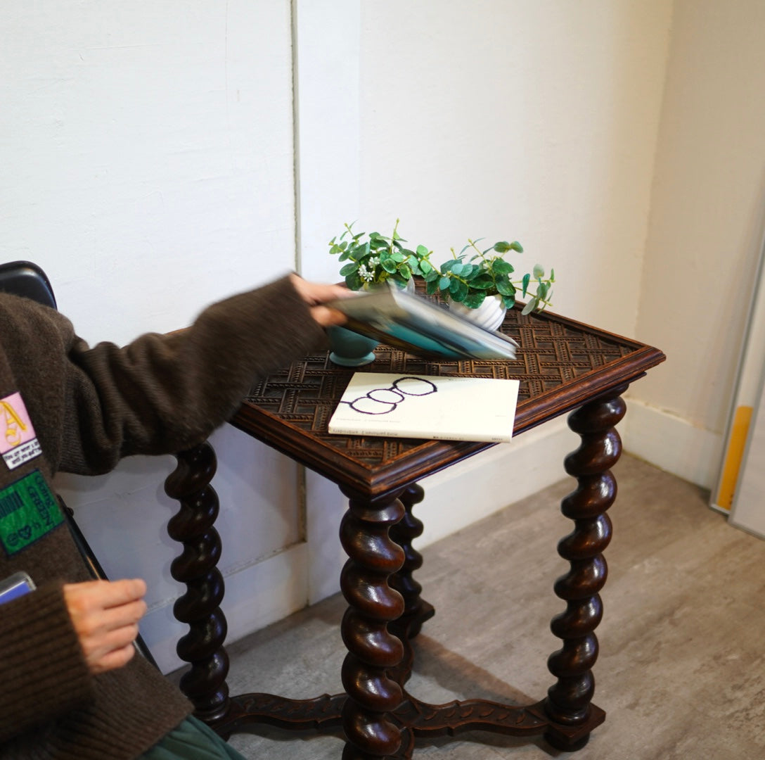 ツイストレッグ サイドテーブル  英国アンティーク