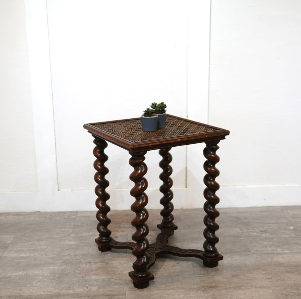 ツイストレッグ サイドテーブル  英国アンティーク