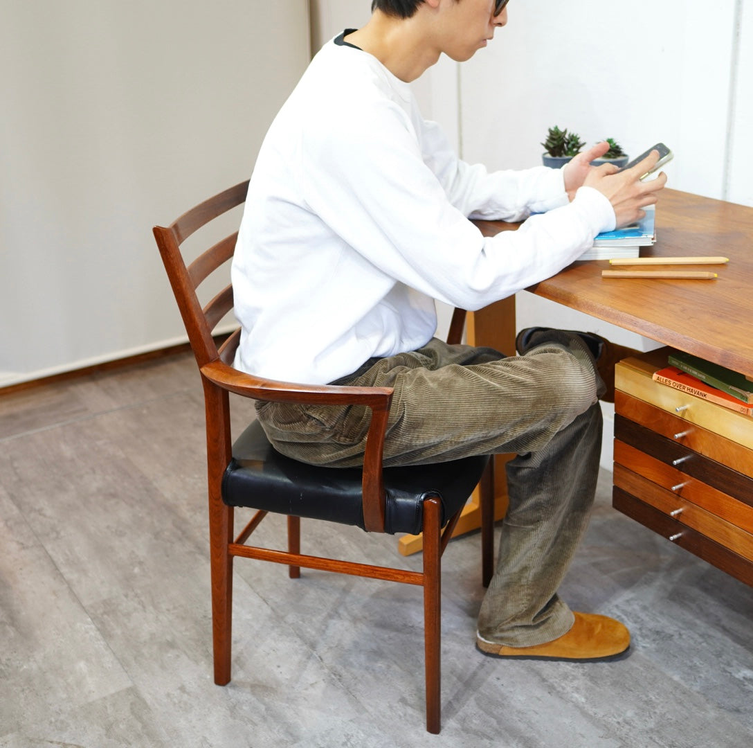 あちゃ　ビベンテ　アームチェア カリモク家具 / karimoku ビベンテ アームチェア 中古 木