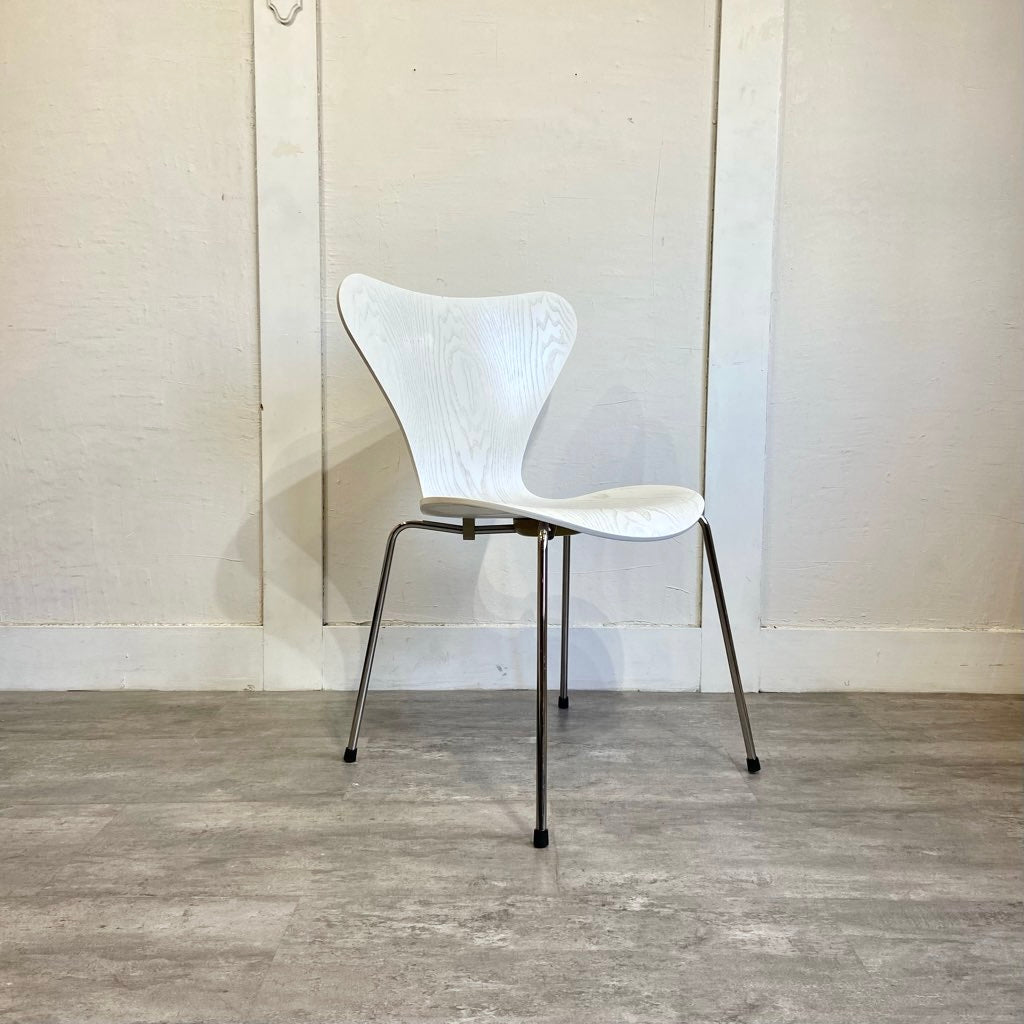 フリッツ・ハンセン / FRITZ HANSEN セブンチェア アルネ・ヤコブセン ホワイト カラードアッシュ