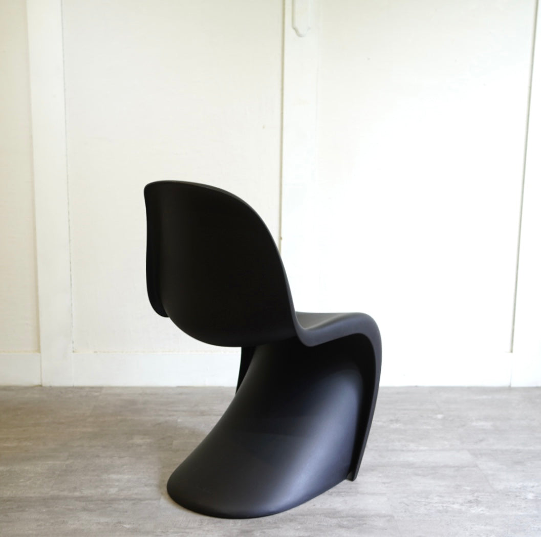 【ヤ取3/6終了】≪zyt1649ジ≫ Vitra/ヴィトラ パントンチェア ブラック系/黒系 Verner Panton/ヴァーナーパントン/ブランド家具/中古家具/宮城県仙台市 60825-09 Vitra（ヴィトラ）PANTON CHAIR（パントンチェア）ディープブラック｜5