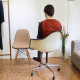 ハーマンミラー / Herman Miller アームシェルチェア セグメンテッドベース チャールズ＆レイ・イームズ  FRP キャスター付き ヴィンテージ