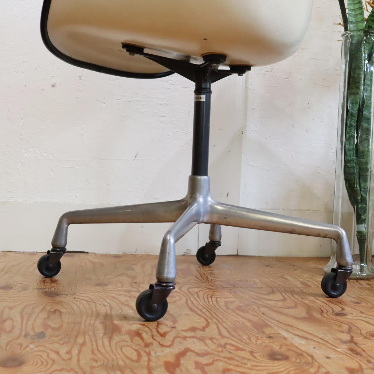 ハーマンミラー / Herman Miller アームシェルチェア セグメンテッドベース チャールズ＆レイ・イームズ  FRP キャスター付き ヴィンテージ