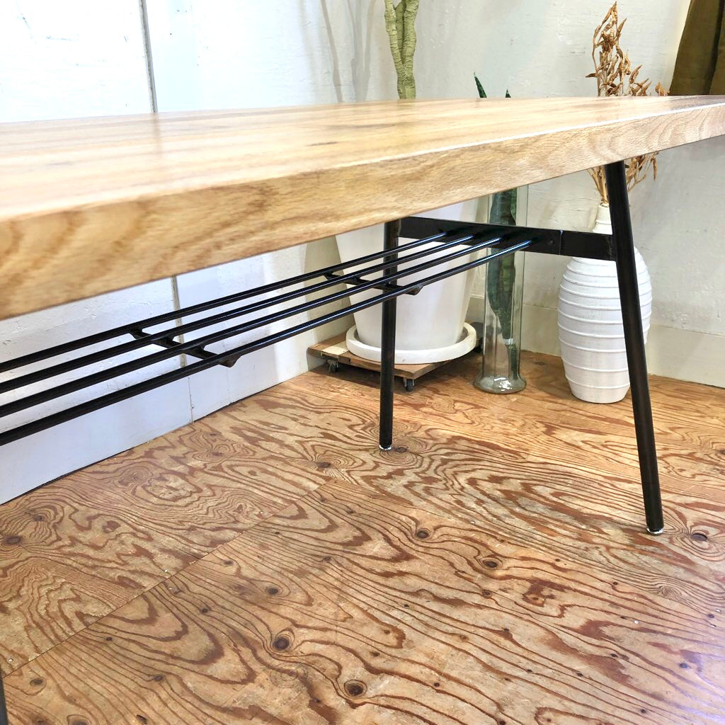 アイアン脚と無垢材の円テーブル　ディスプレイテーブル　アンティーク　オブジェ