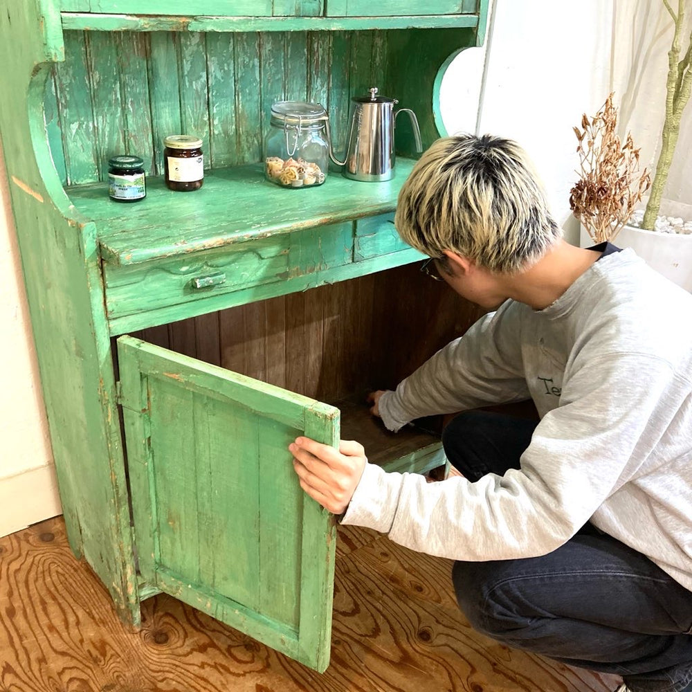 y877 無駄のないエレガントな飾り棚 英国調 キャスターで移動可能