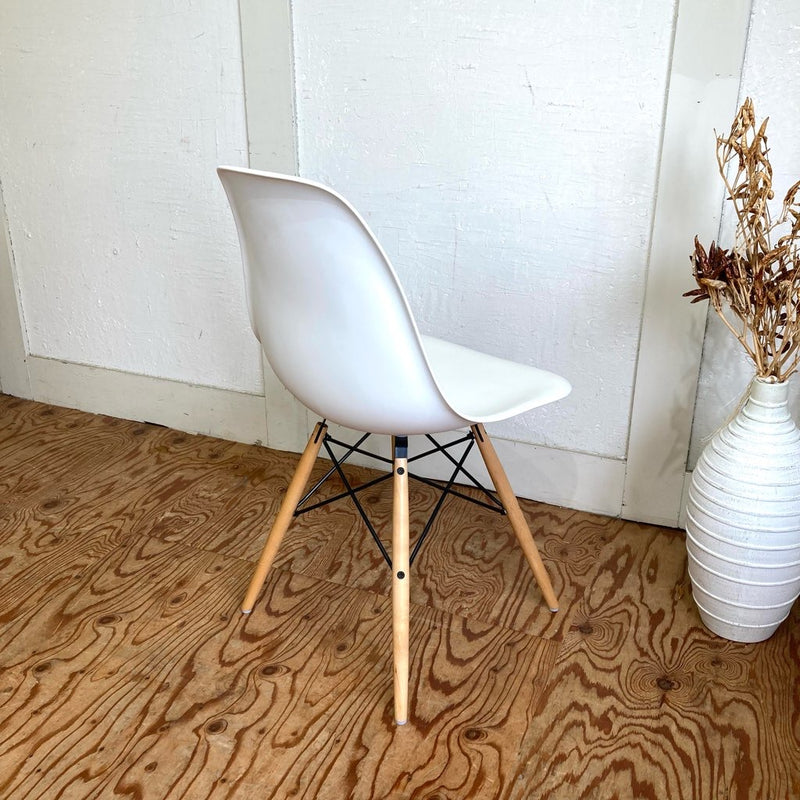ハーマンミラー /  Herman Miller サイドシェルチェア ホワイト ドゥエルレッグ チャールズ＆レイ・イームズ 中古<i>動画</i>