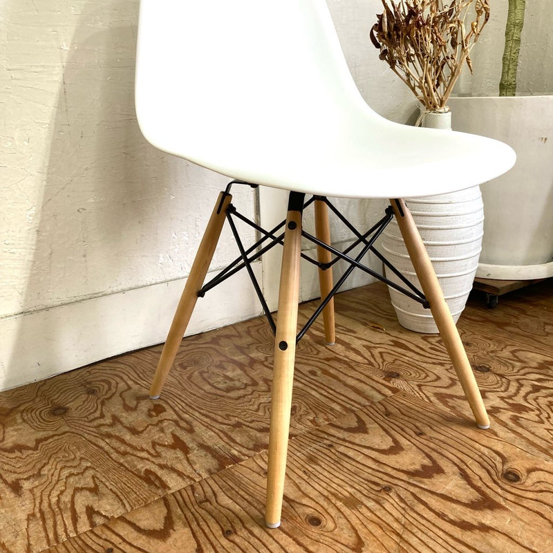 【春トクSALE品】ハーマンミラー /  Herman Miller サイドシェルチェア ホワイト ドゥエルレッグ チャールズ＆レイ・イームズ 中古<i>動画</i>