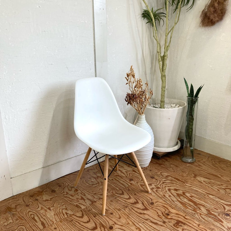 【春トクSALE品】ハーマンミラー /  Herman Miller サイドシェルチェア ホワイト ドゥエルレッグ チャールズ＆レイ・イームズ 中古<i>動画</i>