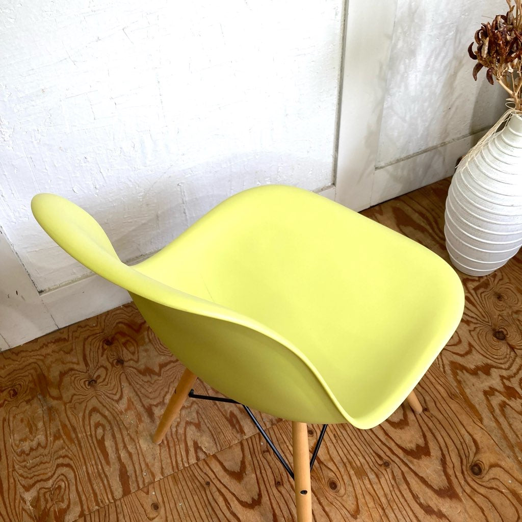ハーマンミラー / Herman Miller サイドシェルチェア ライムグリーン ドゥエルレッグ チャールズ&レイ・イームズ 中古