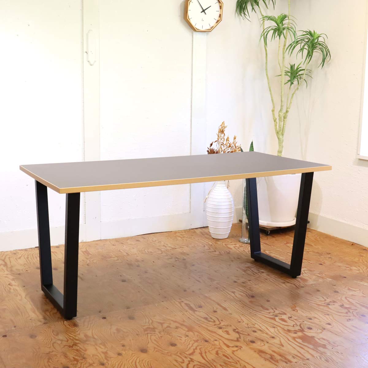 Kanademono / 金物家具のかなでもの THE TABLE リノリウム MAUVE TRAPEZOID Black Steel ダイニングテーブル  中古
