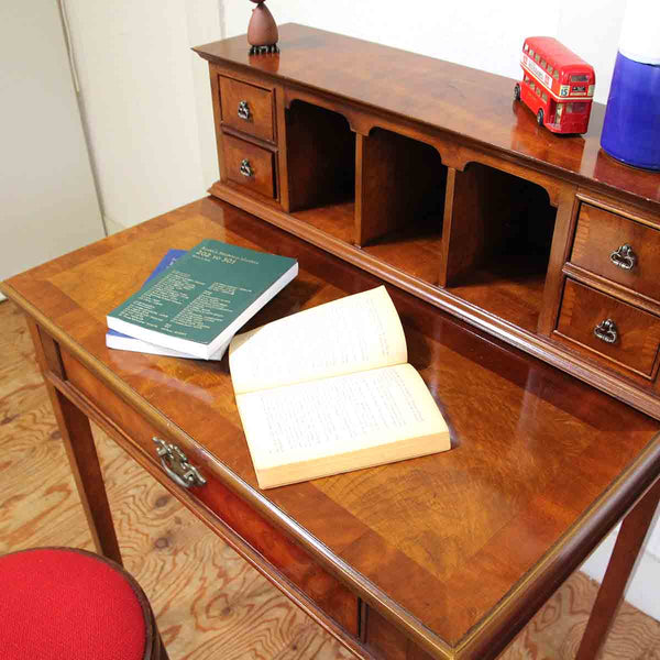 小ぶりな書斎デスク ライティングデスク 英国 イギリス製 ウォールナット アンティーク