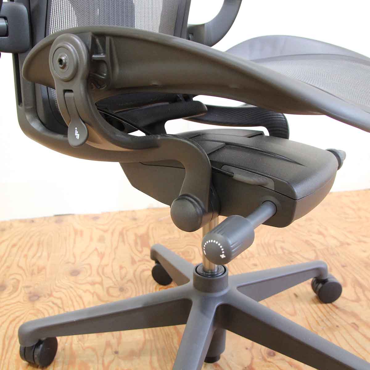 ハーマンミラー / HermanMiller アーロンチェア / Aeron Chairs リマスタード Size B フル装備 中古