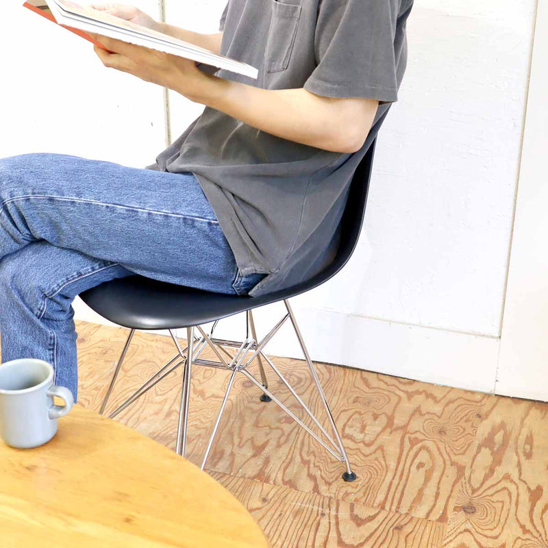 ハーマンミラー / Herman Miller ヴィトラ / Vitra サイドシェルチェア ブラック チャールズ＆レイ・イームズ エッフェルベース 中古