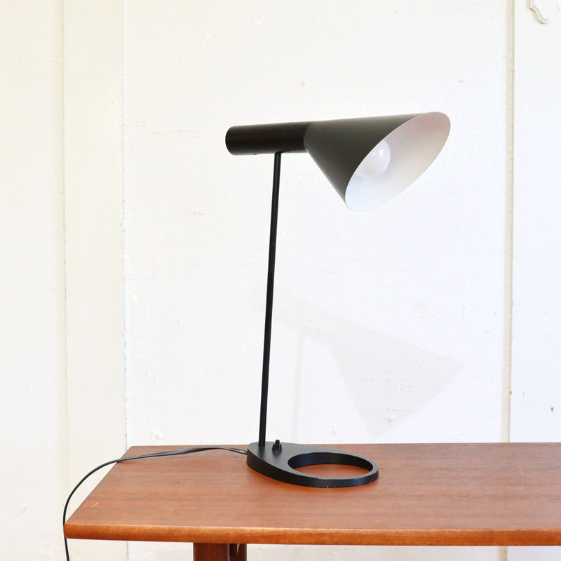 Arne Jacobsen (アルネ・ヤコブセン) AJ フロアライト ブラック リプロダクト品 東芝LED電球（電球色） - 3