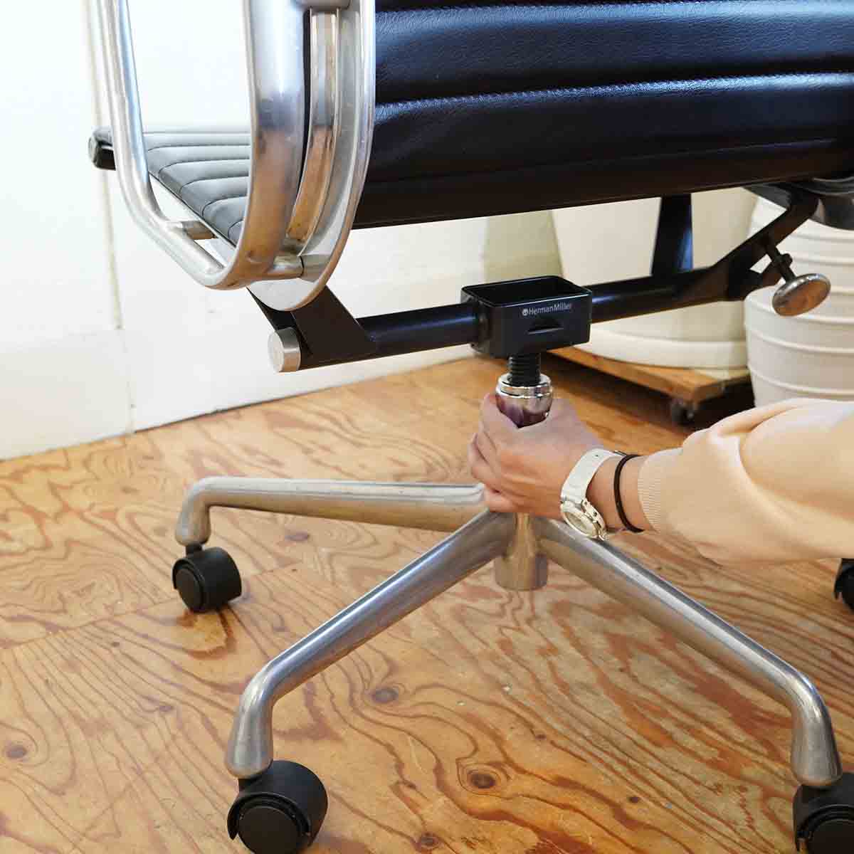 ハーマンミラー / Hermanmiller アルミナムグループ エグゼクティブチェア ハイバックチェア イームズ 手動高さ調整 中古