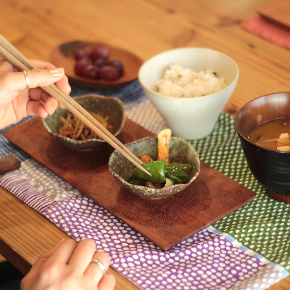 不要になった家具の木材から作った 折敷 【M】お盆 トレイ 無垢材 リバイブモブラープロジェクト