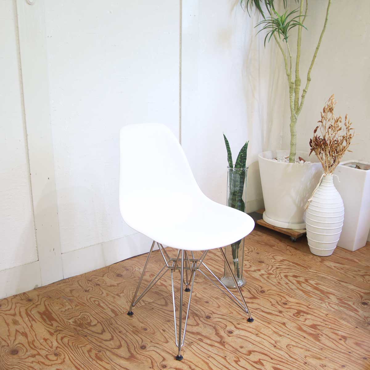 ハーマンミラー /  Herman Miller サイドシェルチェア ホワイト 【1】 エッフェルベース チャールズ＆レイ・イームズ 中古