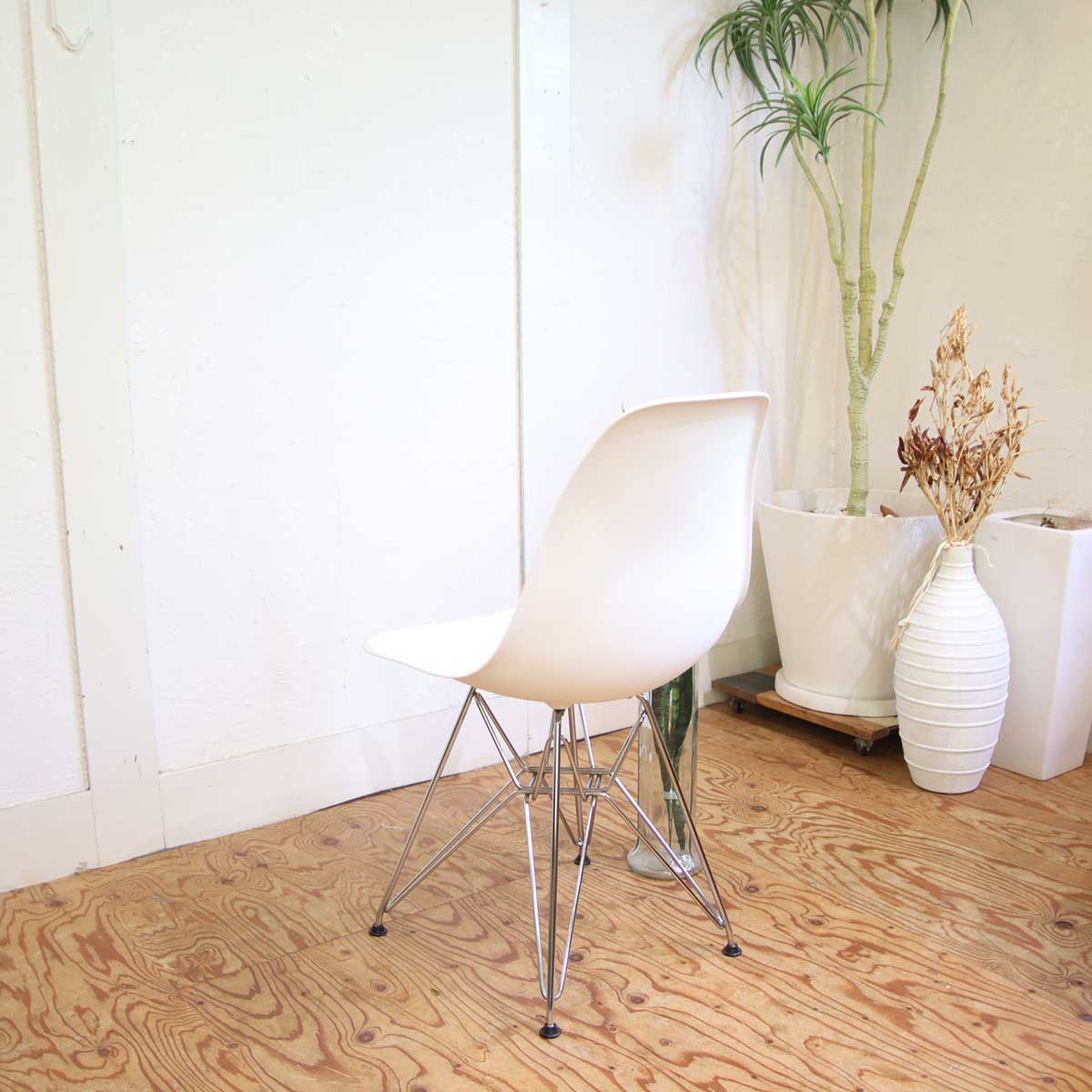 ハーマンミラー /  Herman Miller サイドシェルチェア ホワイト 【1】 エッフェルベース チャールズ＆レイ・イームズ 中古