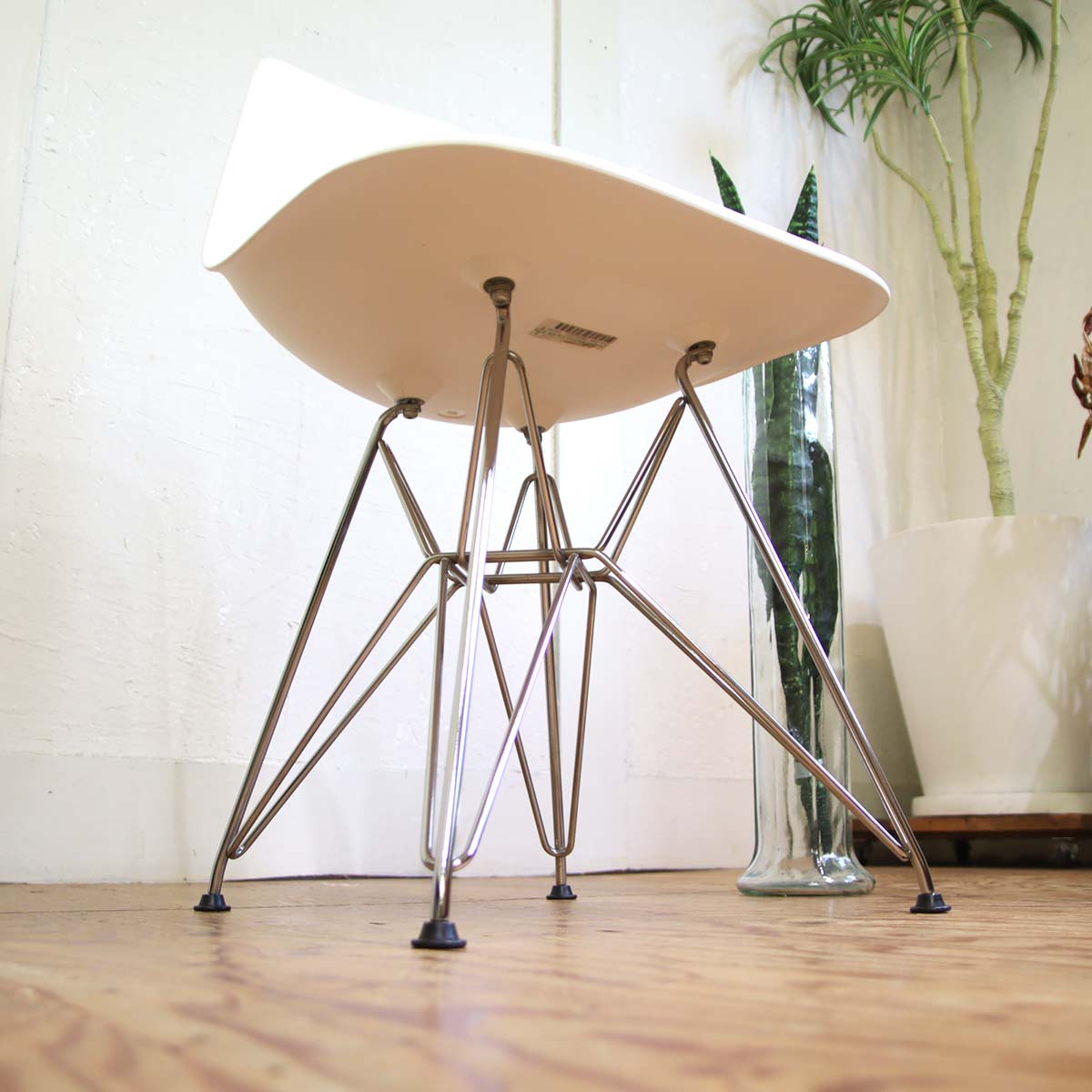ハーマンミラー /  Herman Miller サイドシェルチェア ホワイト 【1】 エッフェルベース チャールズ＆レイ・イームズ 中古