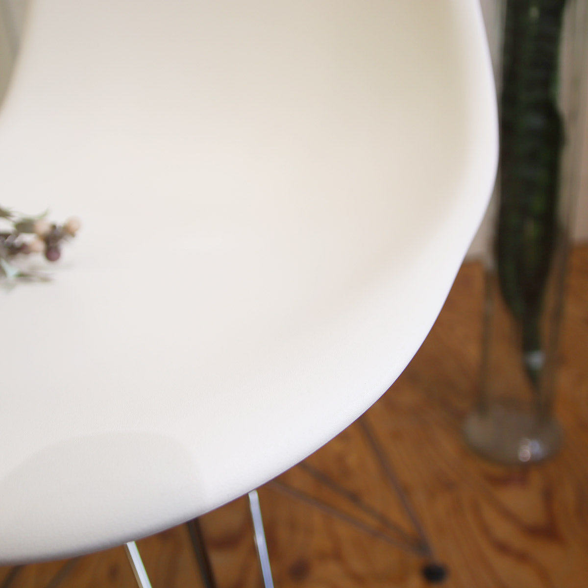 ハーマンミラー /  Herman Miller サイドシェルチェア ホワイト 【1】 エッフェルベース チャールズ＆レイ・イームズ 中古