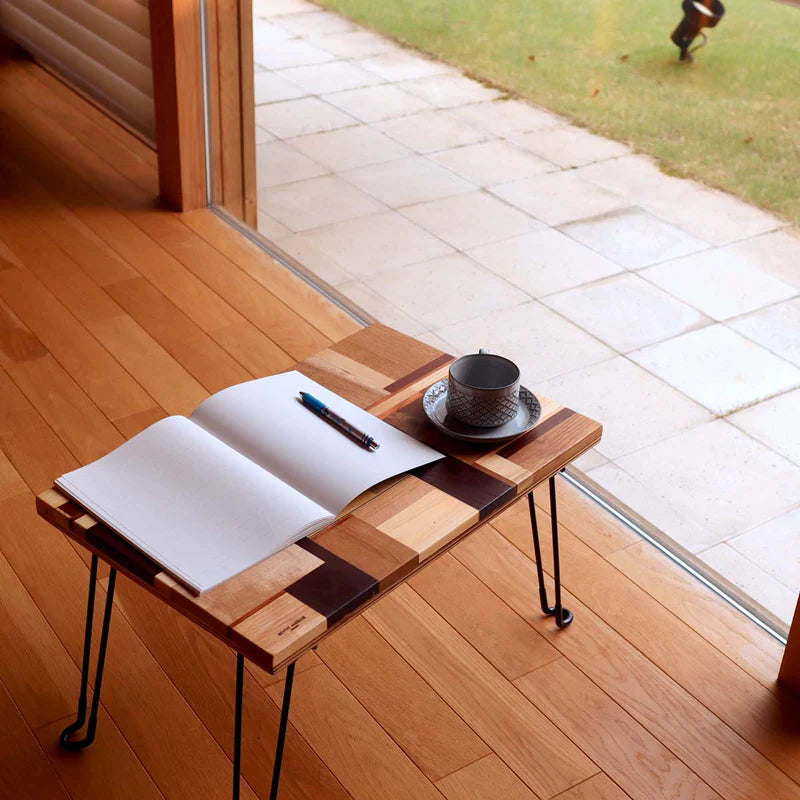 折りたたみテーブル アウトドアテーブル 【鉄脚】不要になった古い家具の木材の細切れから作った折り畳めるローテーブル リバイブモブラープロジェクト