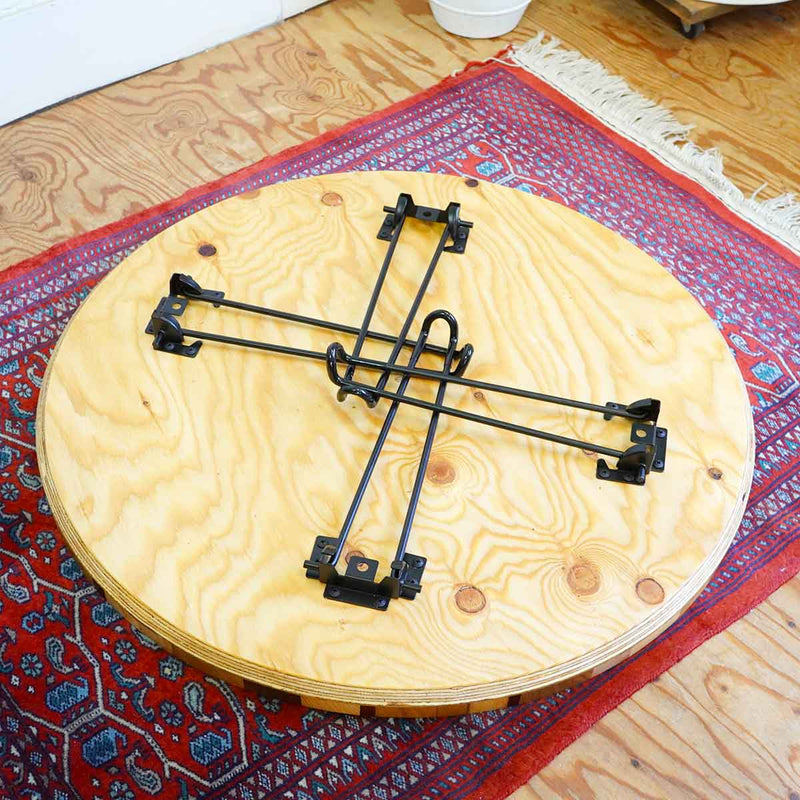 折りたたみ ラウンドテーブル ローテーブル 【鉄脚】不要になった古い家具の木材の細切れから作った折り畳めるローテーブル リバイブモブラープロジェクト