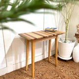 不要になった古い家具の木材から作った 小ぶりなデスク リバイブモブラープロジェクト