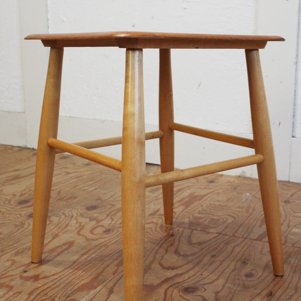 Fanett stool ファネットスツール｜Ilmari Tapiovaara（イルマリ